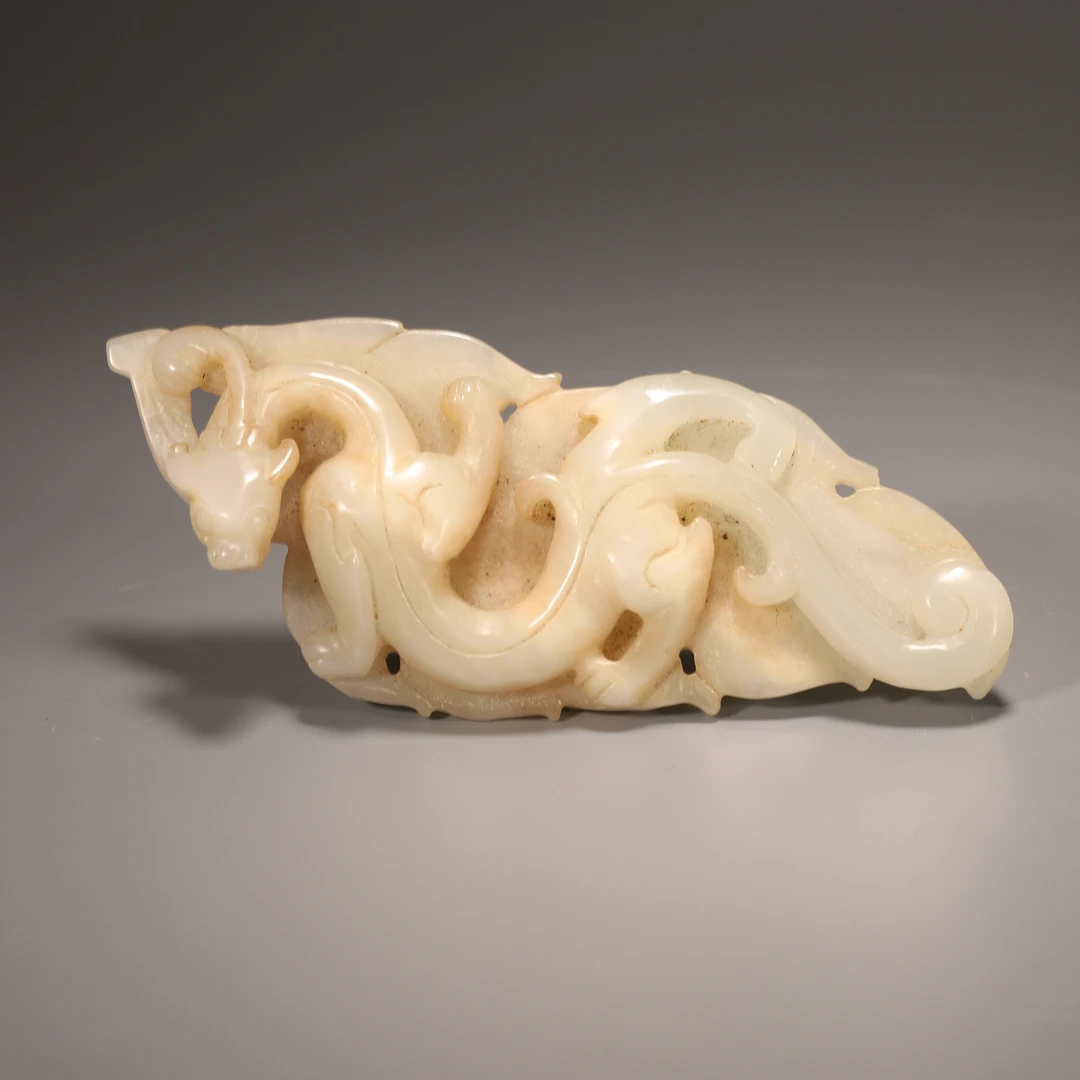 Lot38明代 和田玉螭龙镇