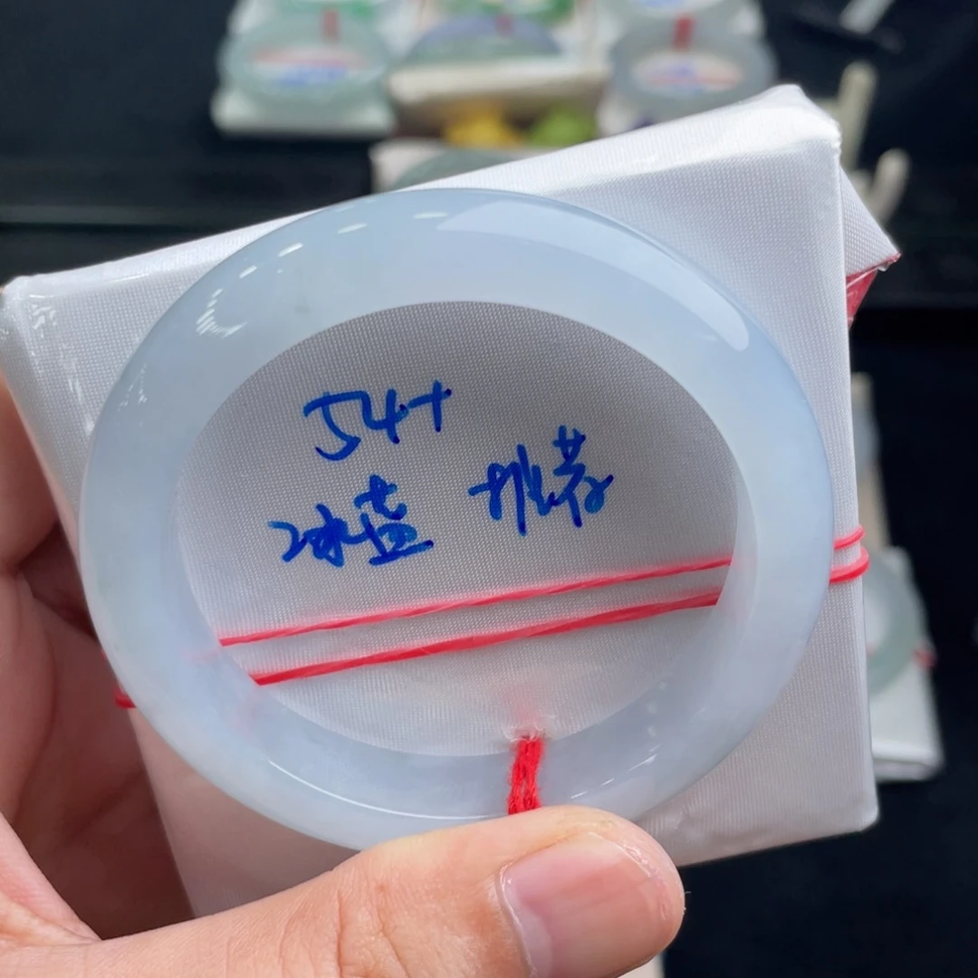 翡翠手镯未镶嵌翡翠手镯