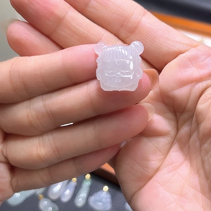 翡翠未镶嵌颈饰哪吒