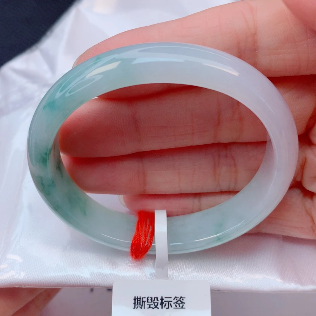 翡翠未镶嵌手镯52贵妃 细糯化白底飘绿花无纹裂有棉
