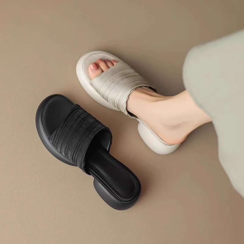 踩屎感！露趾绸缎一字拖夏季松糕厚底懒人鞋2025新款凉拖鞋女外穿