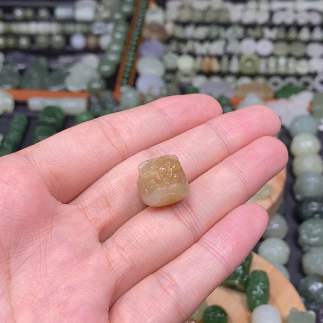 @***汪和田玉未镶嵌颈饰