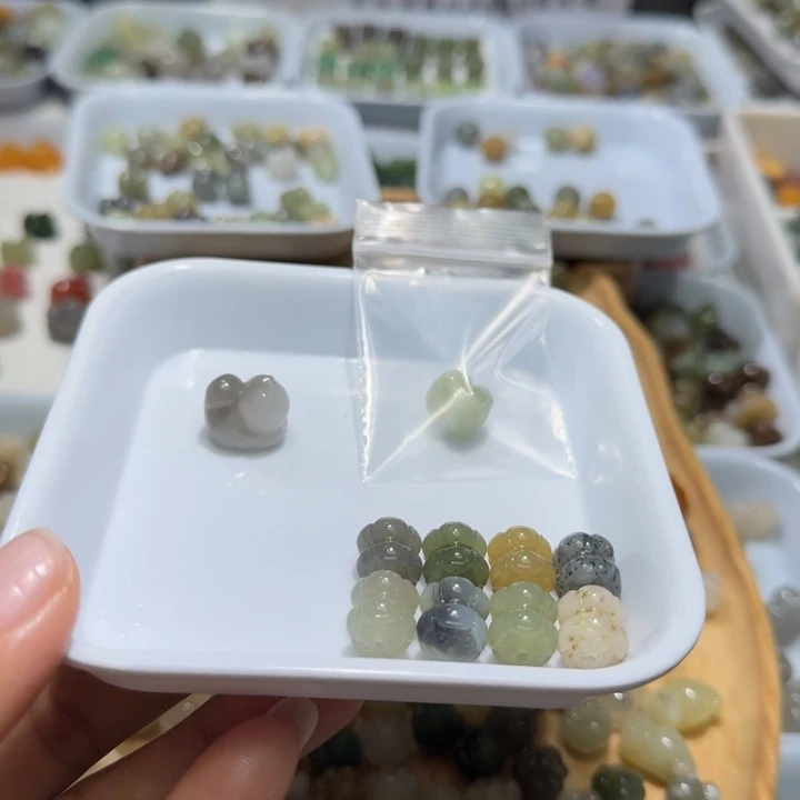 璐***璐和田玉未镶嵌珠宝奇石