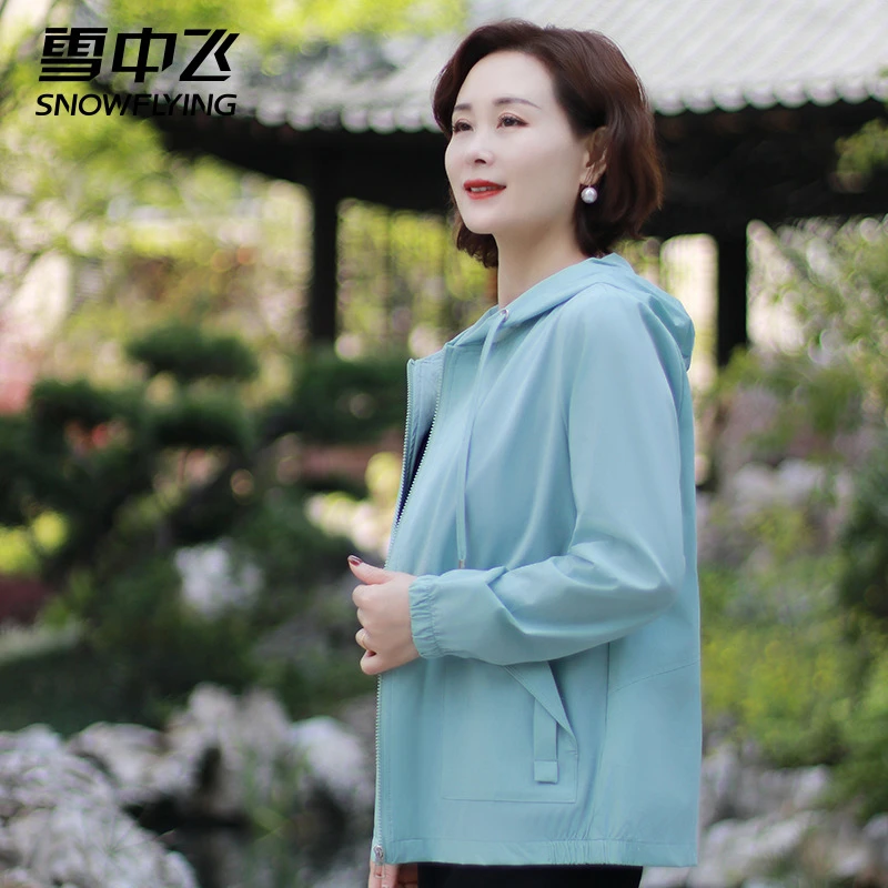 雪中飞时尚妈妈春装2025新款薄外套中老年女士春夏连帽防晒衣服F