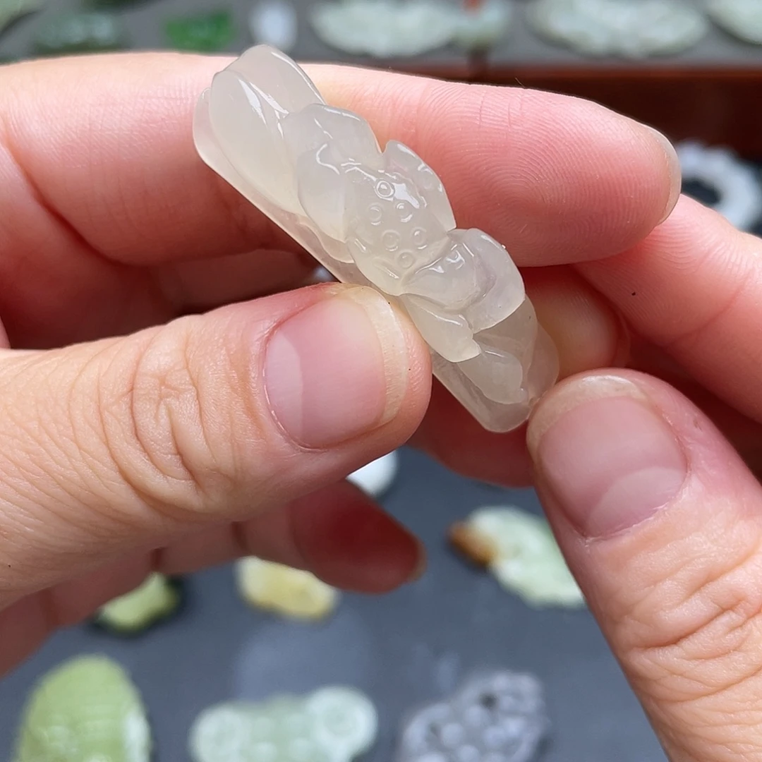 颈饰未镶嵌和田玉藕粉莲花手牌