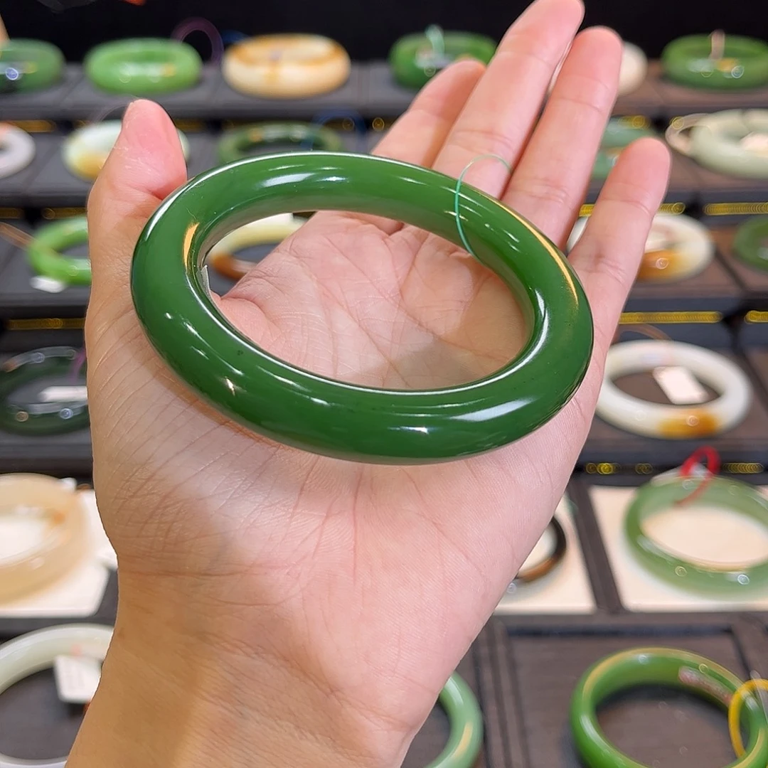 和田玉未镶嵌手镯辣绿