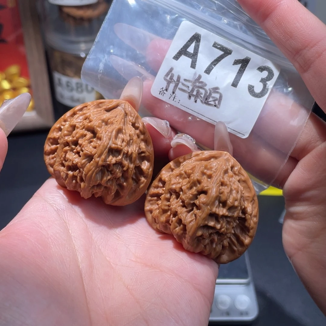 41三角白文玩核桃