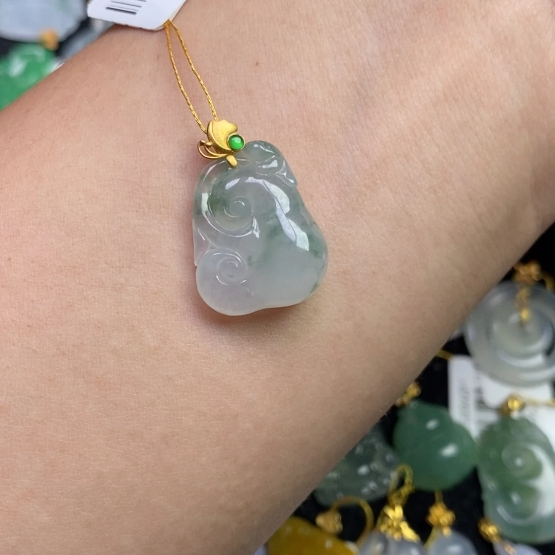 翡翠18K金镶嵌颈饰如意