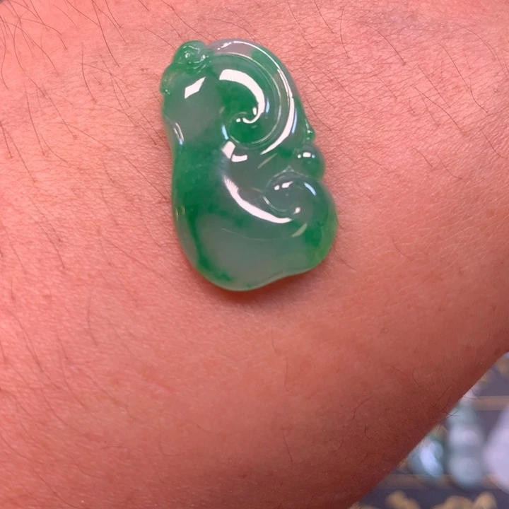翡翠未镶嵌颈饰飘色如意