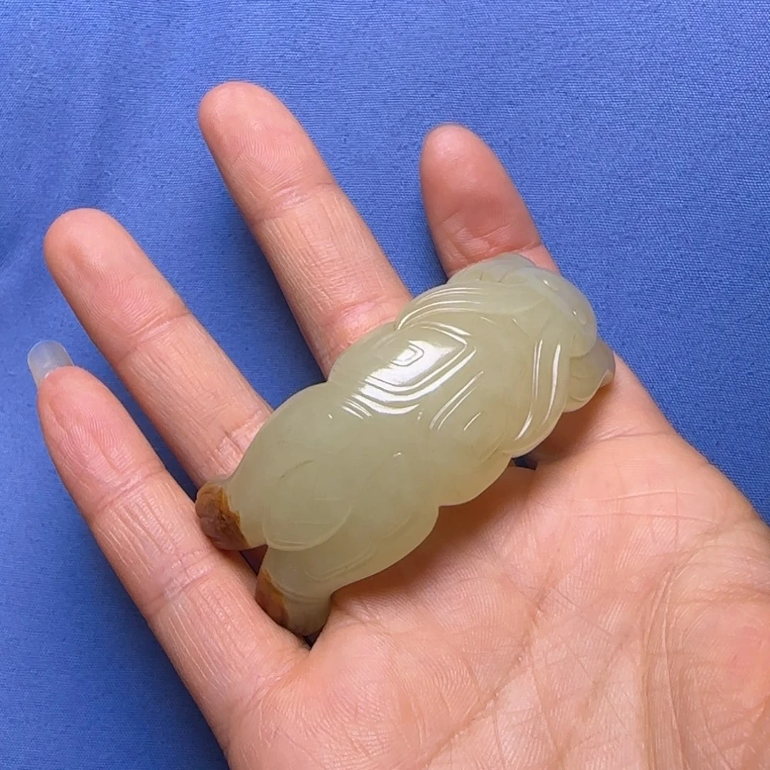 越***好和田玉未镶嵌颈饰