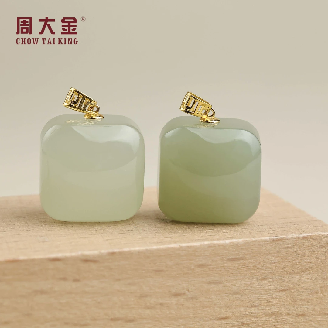 【周大金玉石】18K金和田玉晴水方糖吊坠-D11567-菲