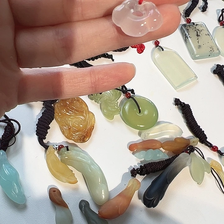 蛇纹石玉未镶嵌颈饰