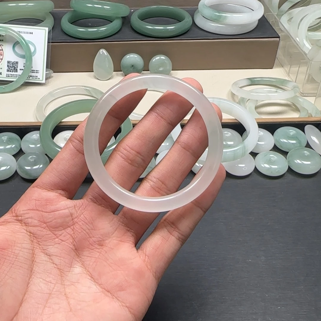 年****石英质玉未镶嵌手镯