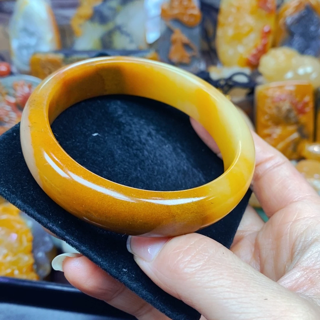 未镶嵌石英质玉（黄龙玉）颈饰