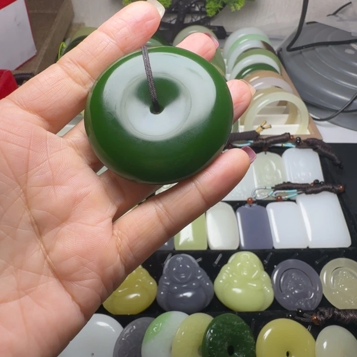 天然新疆和田碧玉老料菠菜绿平安扣吊坠
