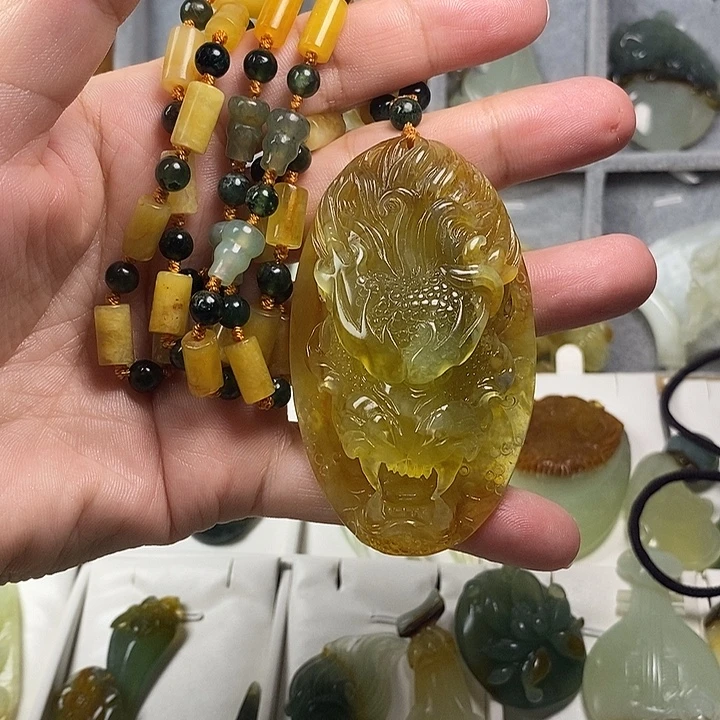 周***刚蛇纹石玉未镶嵌颈饰