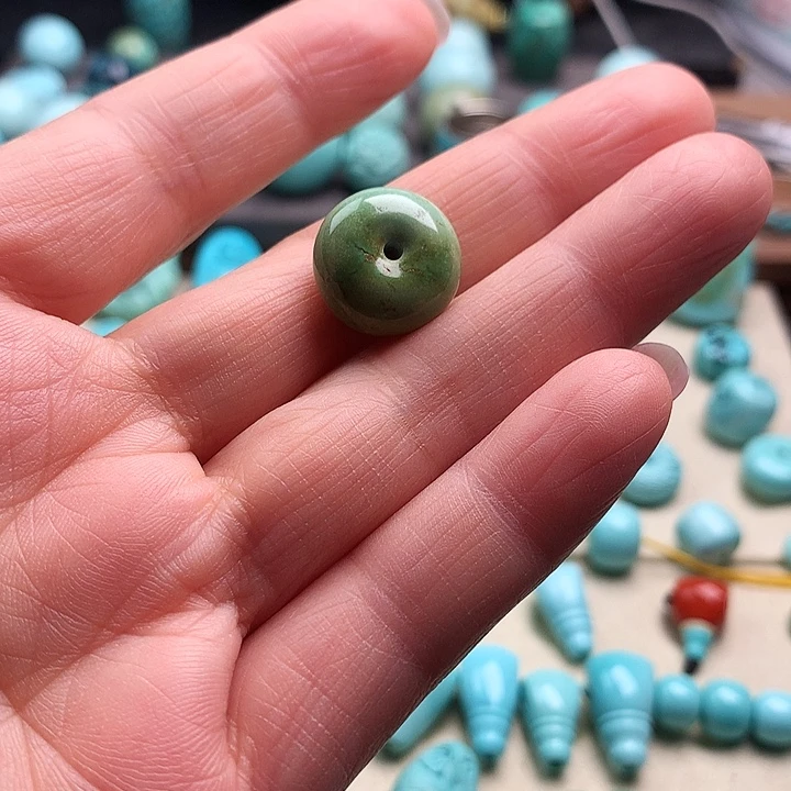 绿松石未镶嵌颈饰