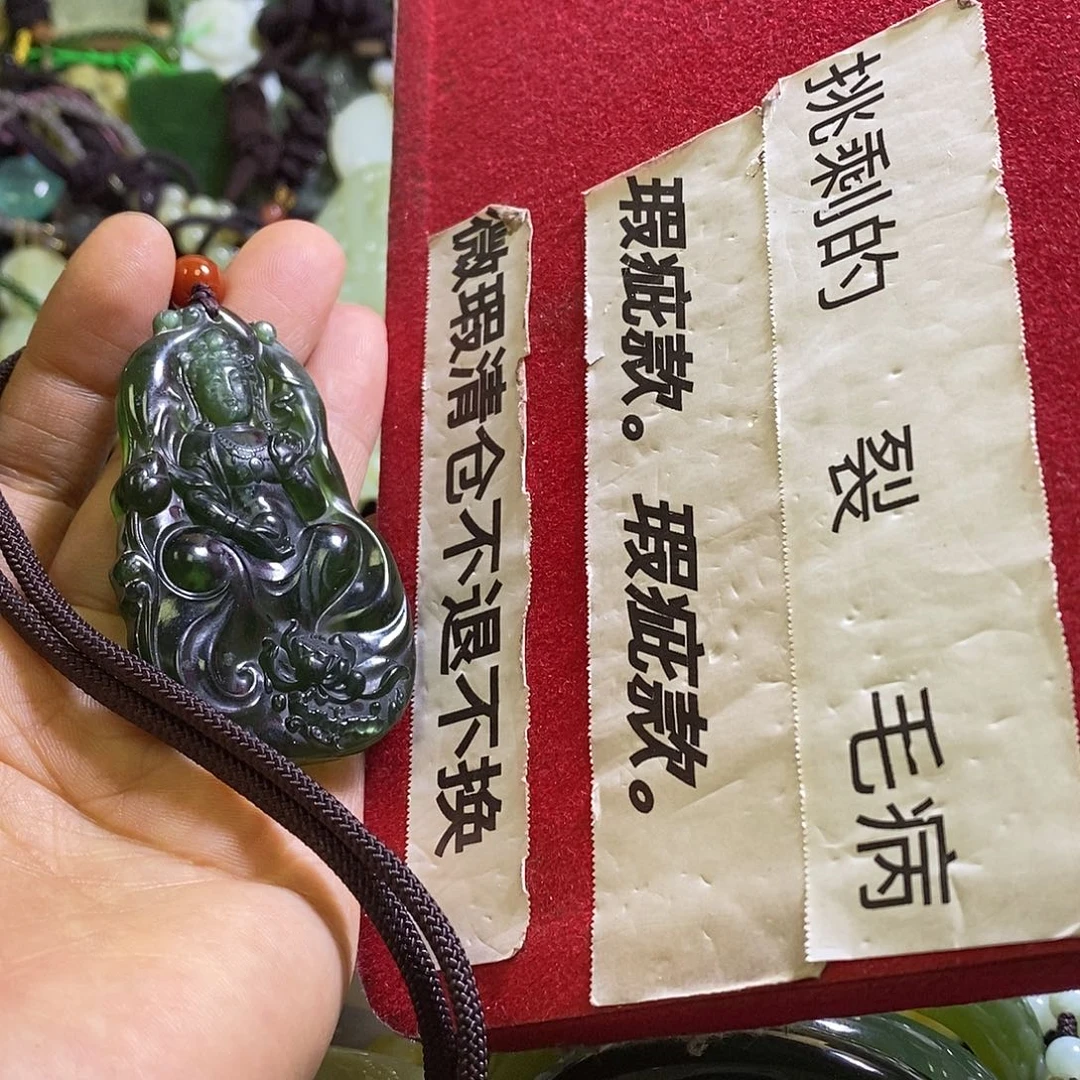 岫玉未镶嵌颈饰一个