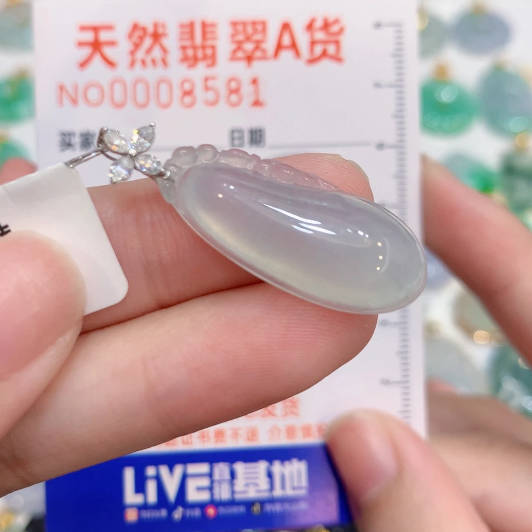 翡翠18K金镶嵌颈饰瓜