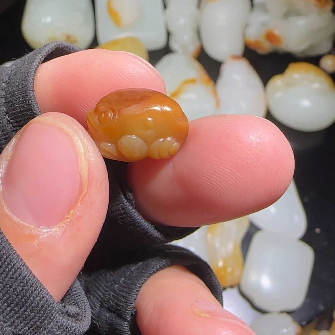 y***b和田玉未镶嵌颈饰