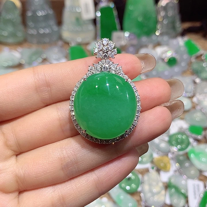 翡翠18K金镶嵌颈饰蛋