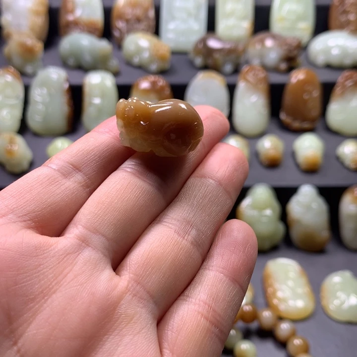 苹***子和田玉（糖玉）未镶嵌颈饰