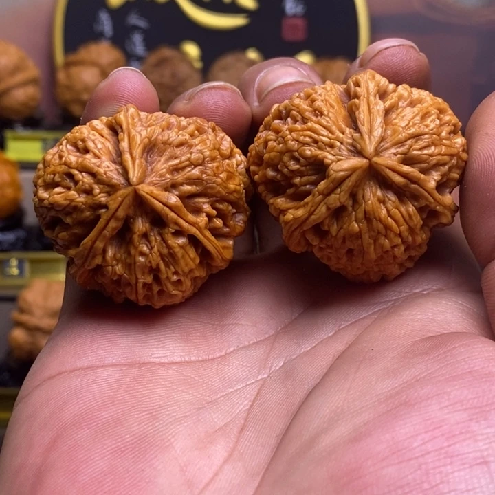 一***王把件文玩核桃龙纹花三棱
