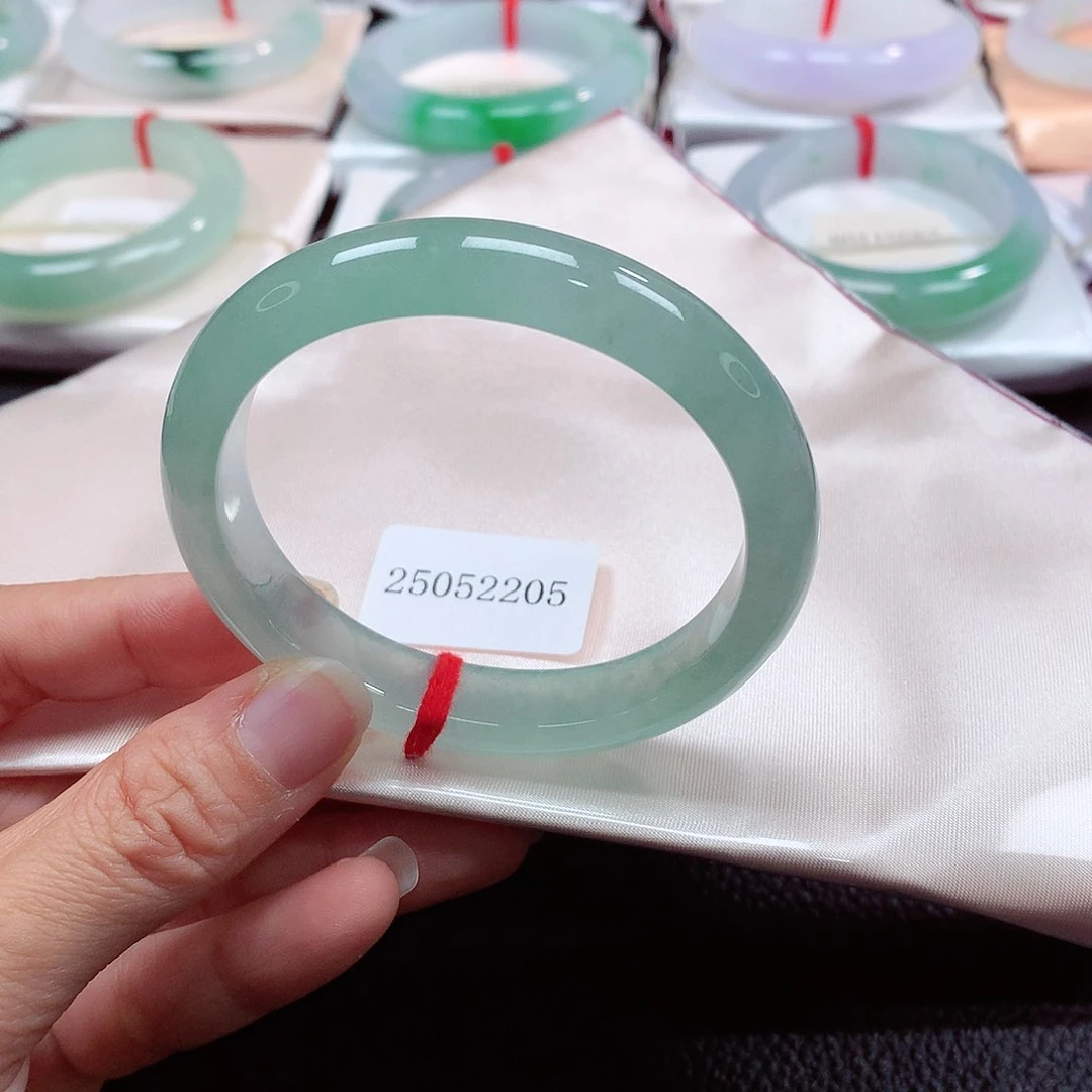 翡翠手镯（贵妃镯）未镶嵌天然A货翡翠手镯，63号