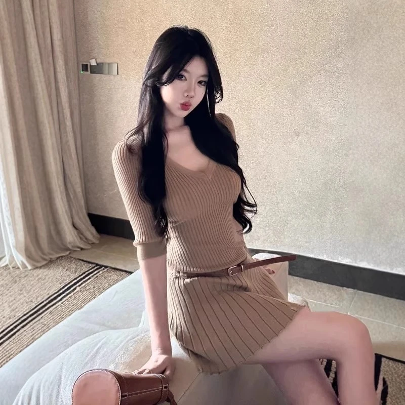 辣妹性感v领半袖针织连衣裙女2025夏季高级感收腰显瘦百褶a字短裙