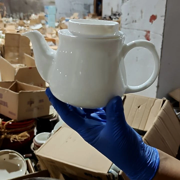 瓷片盘子碗茶壶啥都有