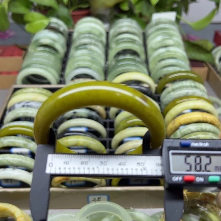 蛇纹石玉未镶嵌手镯90