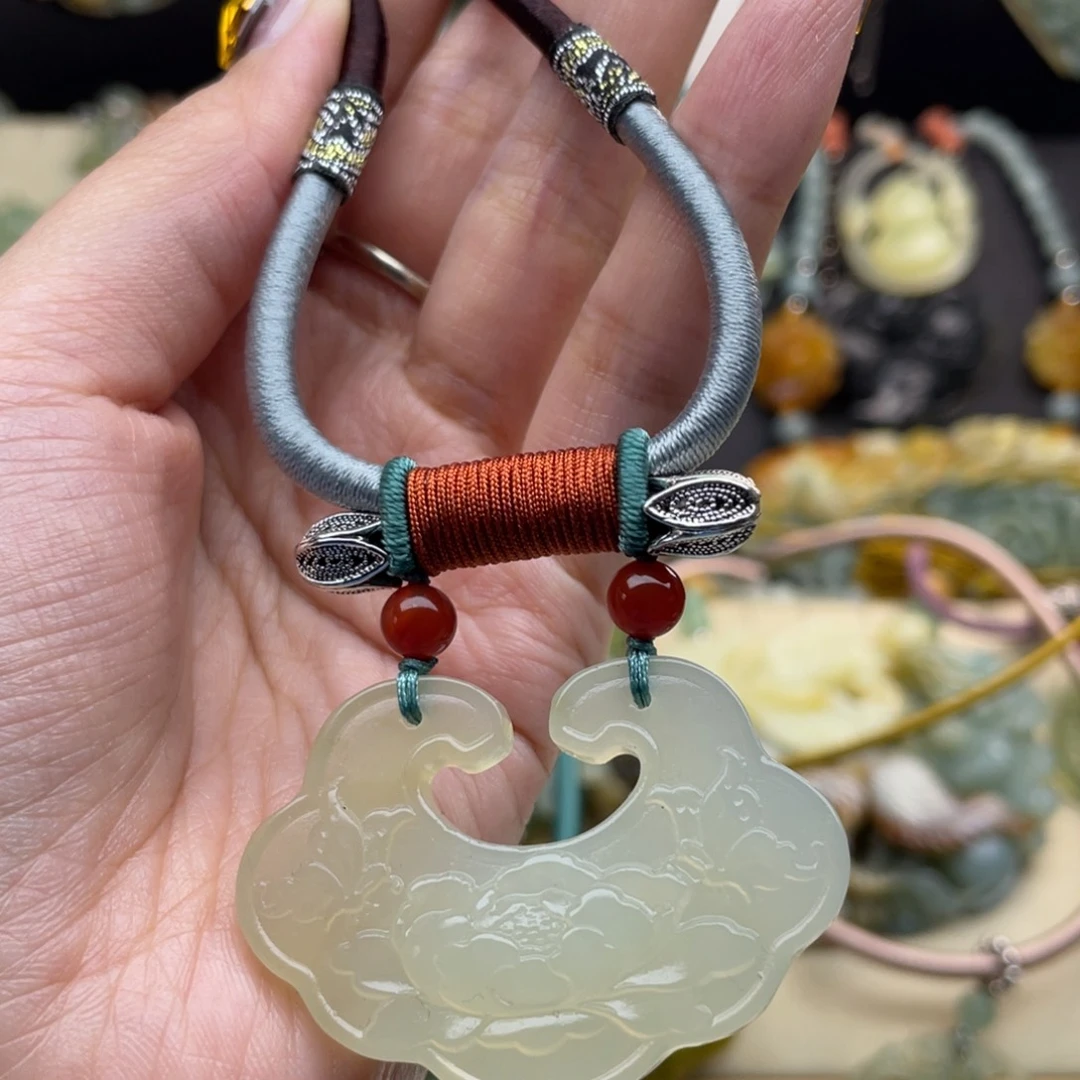 蛇纹石玉颈饰未镶嵌