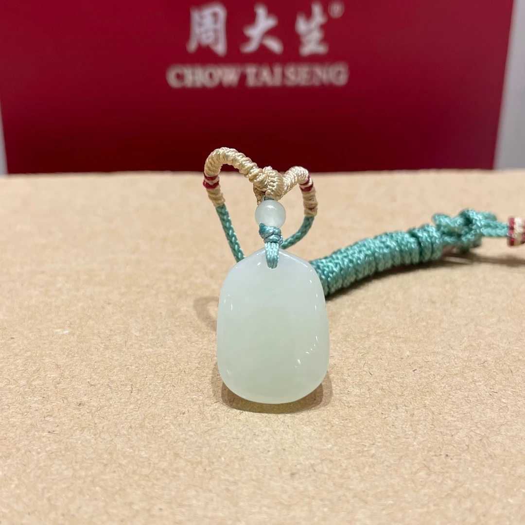 Chow Tai Seng/周大生时尚精美和田玉周大生无事牌送女友宝宝礼物