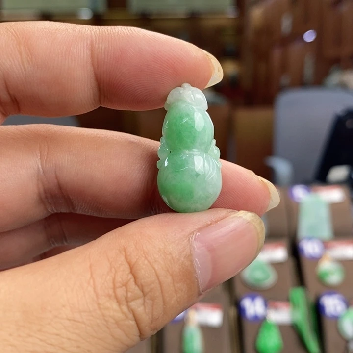 翡翠未镶嵌颈饰葫芦