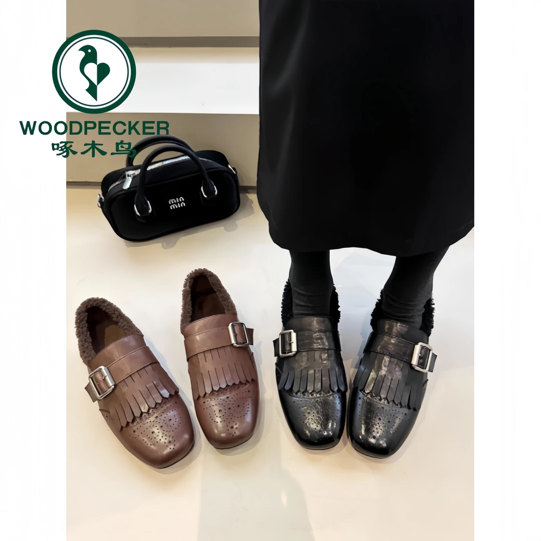 啄木鸟法式方头雕花流苏单鞋女2025冬季新款复古布洛克加绒小皮鞋