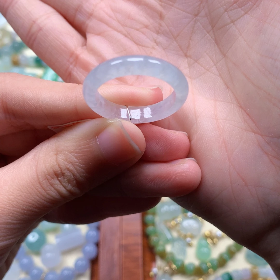 翡翠未镶嵌颈饰是