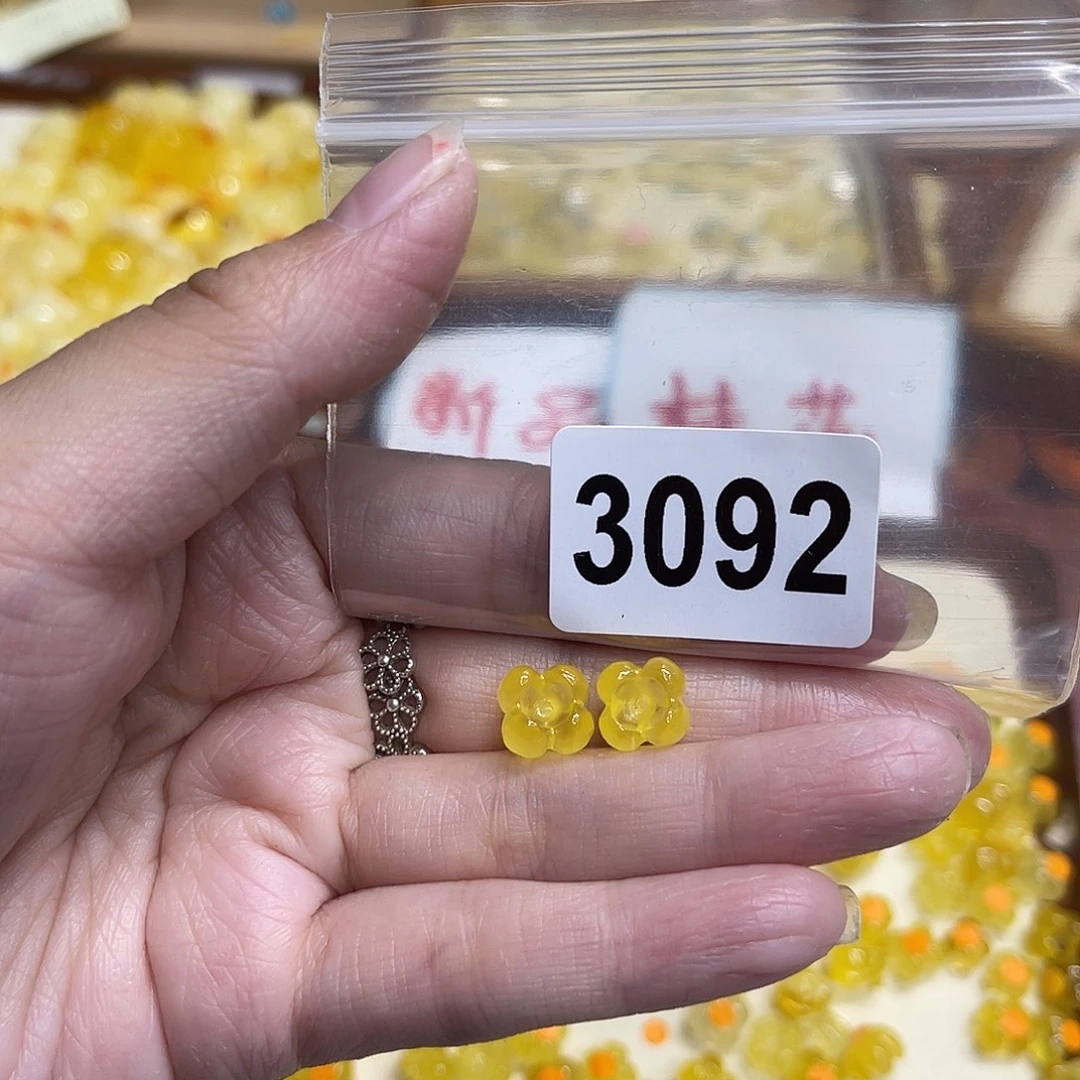 琥珀未镶嵌颈饰蜜蜡