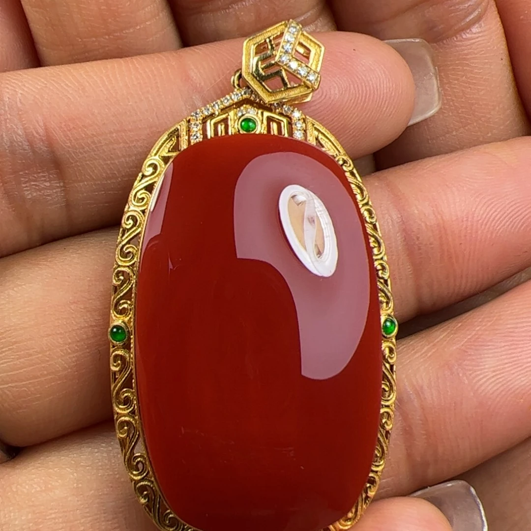 18K金镶嵌吊坠南红玛瑙