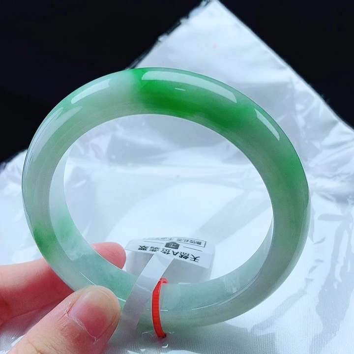 翡翠手镯未镶嵌54圈