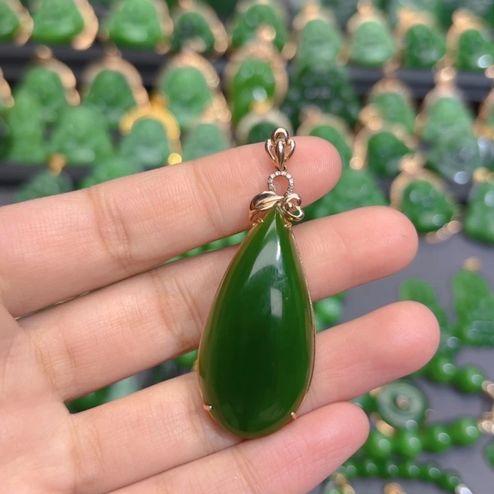 颈饰18K金镶嵌和田玉（碧玉）