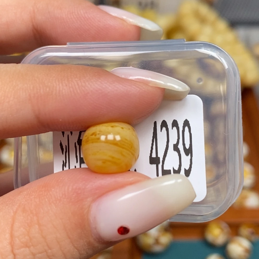 蜜蜡未镶嵌珠宝奇石4239