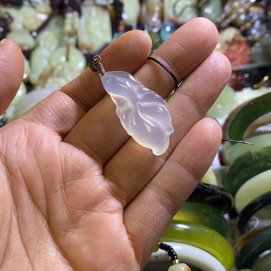 岫玉未镶嵌颈饰一个