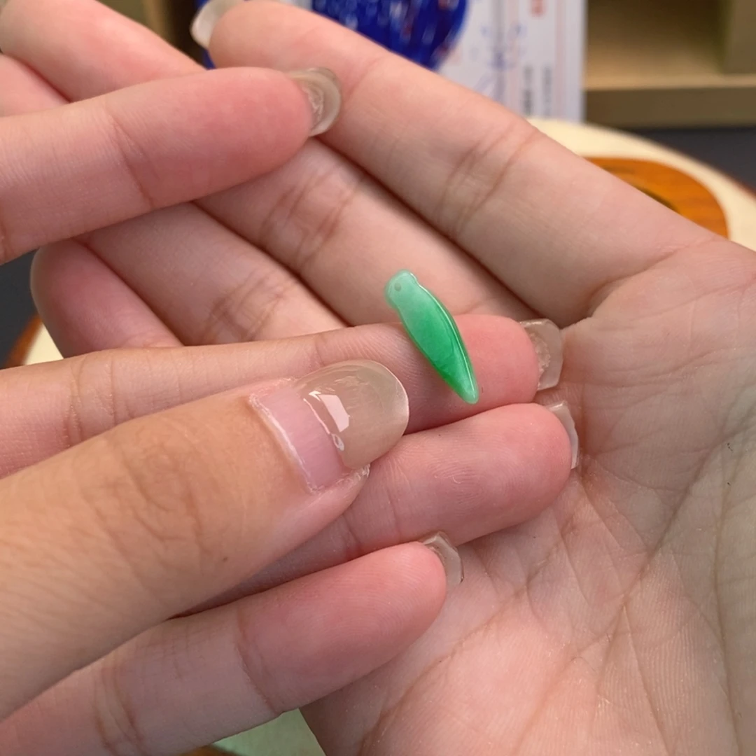 暗***袖翡翠未镶嵌颈饰11228