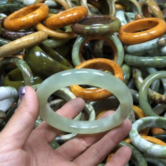 未镶嵌蛇纹石玉手镯漫***路