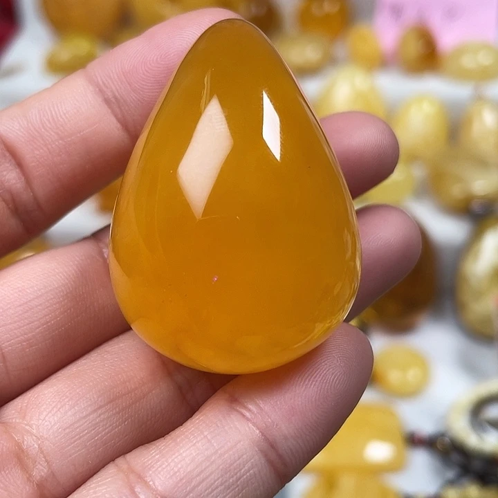 裸石蜜蜡未镶嵌鸡油红水滴挂坠