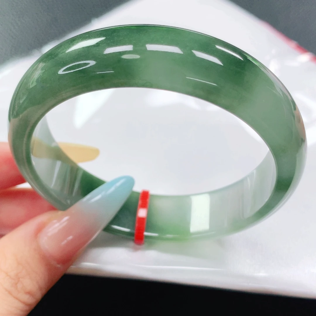 翡翠手镯未镶嵌56。