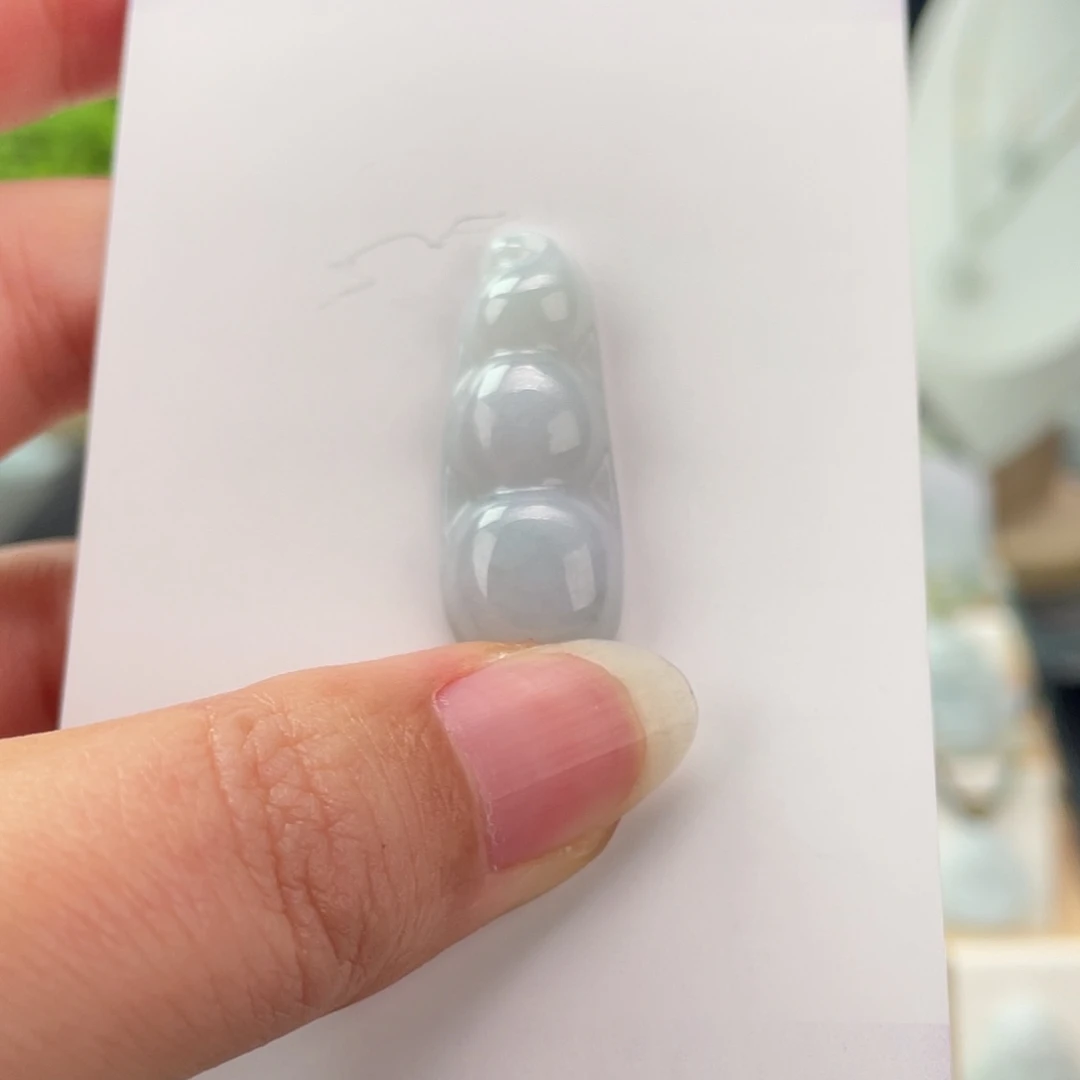 翡翠未镶嵌颈饰福豆