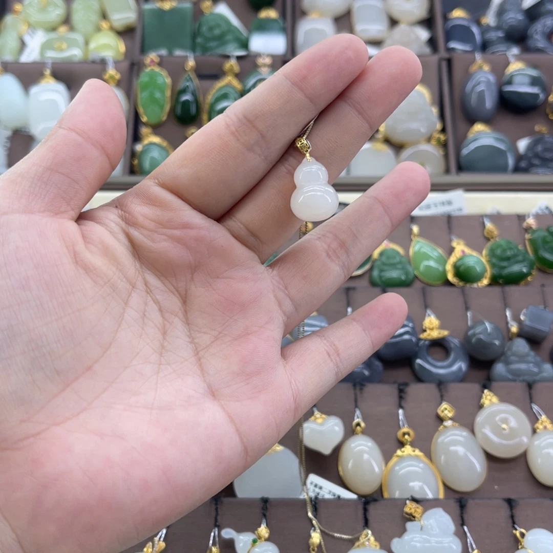 和田玉18K金镶嵌吊坠(赠链)