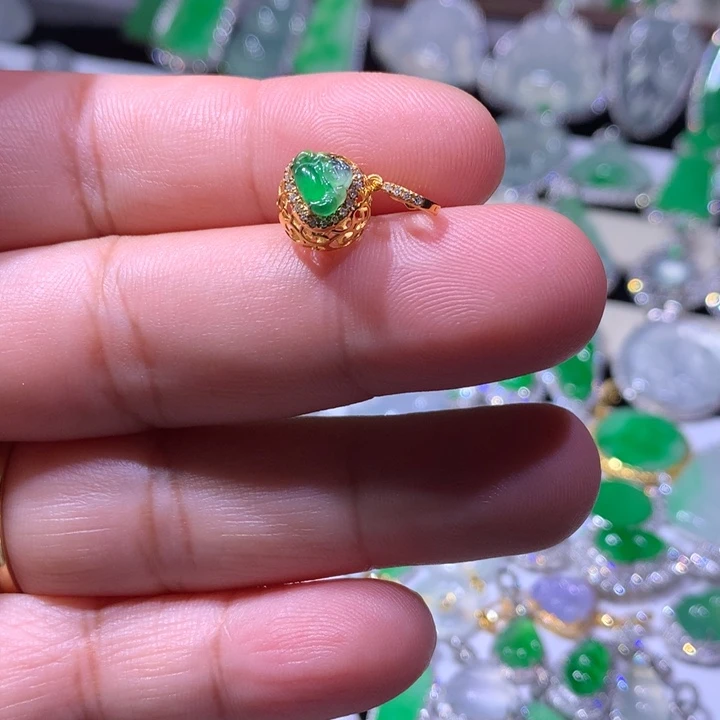 颈饰18K金镶嵌翡翠