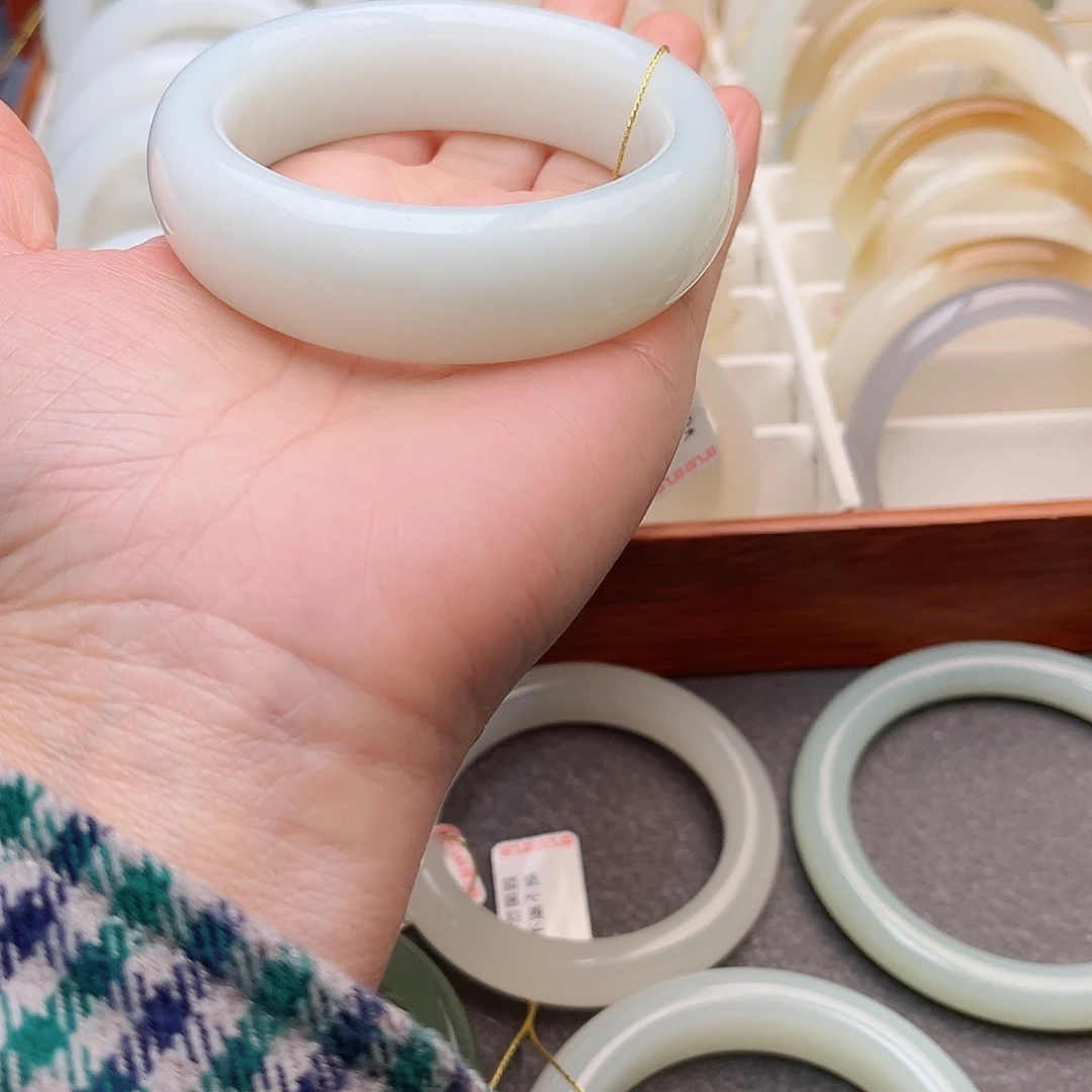 和田玉未镶嵌手镯